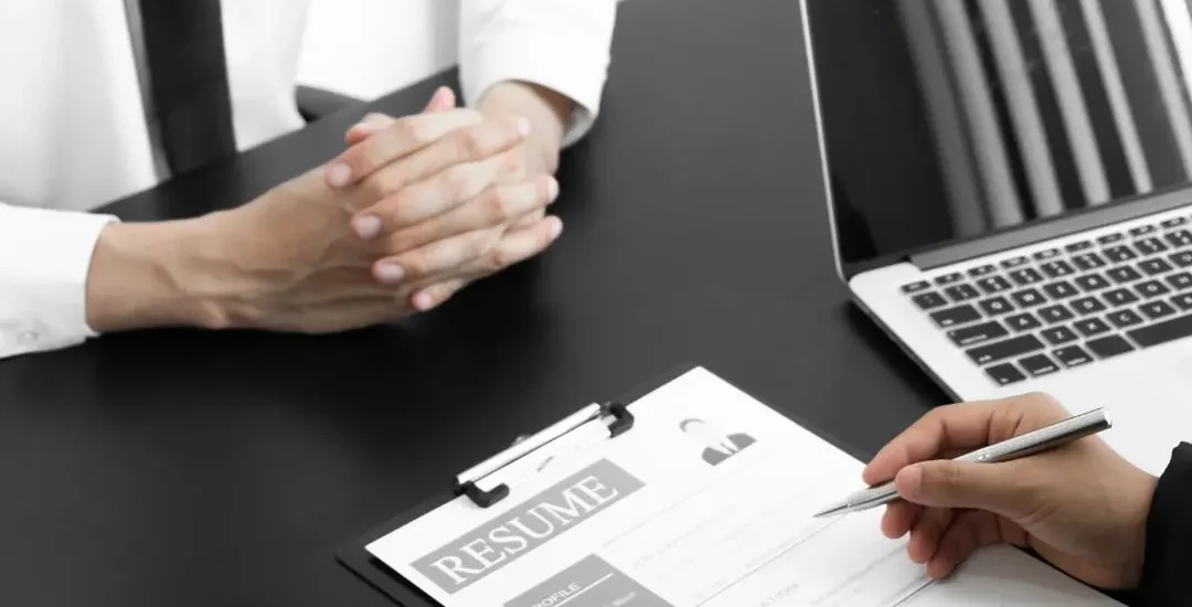 Illustration d’un processus de recrutement externalisé pour PME marocaines avec un consultant RH et un dirigeant d’entreprise