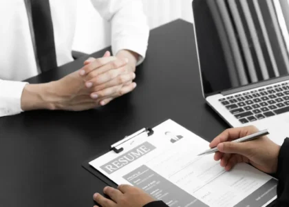Illustration d’un processus de recrutement externalisé pour PME marocaines avec un consultant RH et un dirigeant d’entreprise